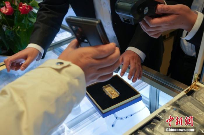 資料圖：顧客在現(xiàn)場(chǎng)掃碼購(gòu)買(mǎi)冰雪競(jìng)技金條。 <a target='_blank' href='/'><p  align=