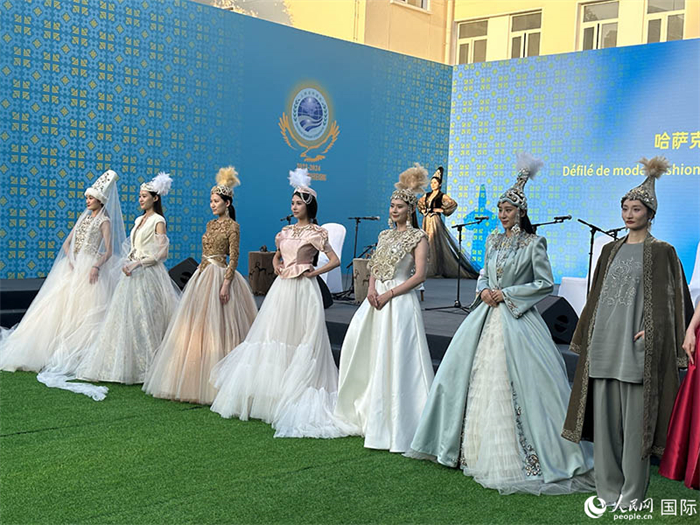哈薩克斯坦獨立設(shè)計師品牌“Ai-zer”帶來了民族服裝時裝秀。人民網(wǎng) 阿爾達(dá)克攝