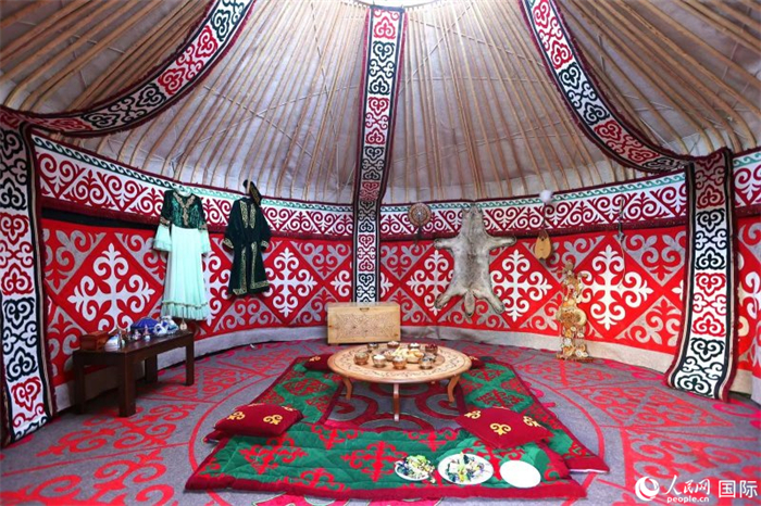 活動現(xiàn)場展示了哈薩克斯坦的氈房。人民網(wǎng)記者 楊倩攝