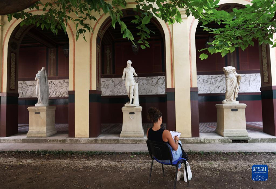 9月17日，在法國巴黎國立高等美術學院舉行的歐洲遺產(chǎn)日活動上，參觀者參與繪畫創(chuàng)作和體驗。新華社記者 高靜 攝