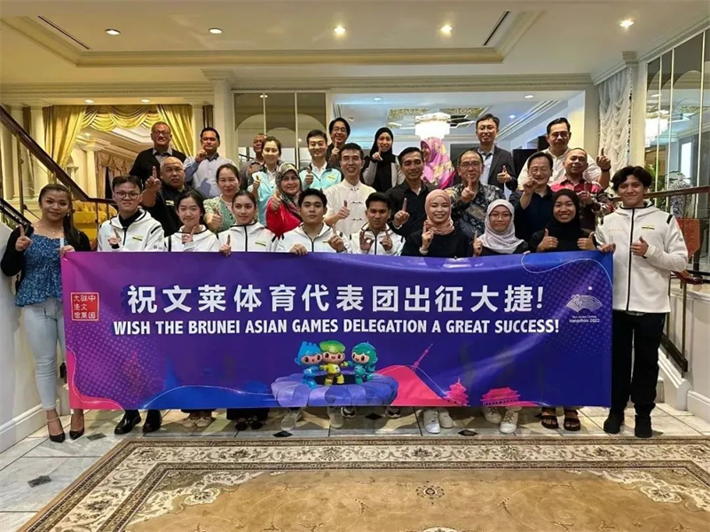 肖建國大使同參加歡送儀式的文方嘉賓、代表團成員等合影留念。圖片由使館提供