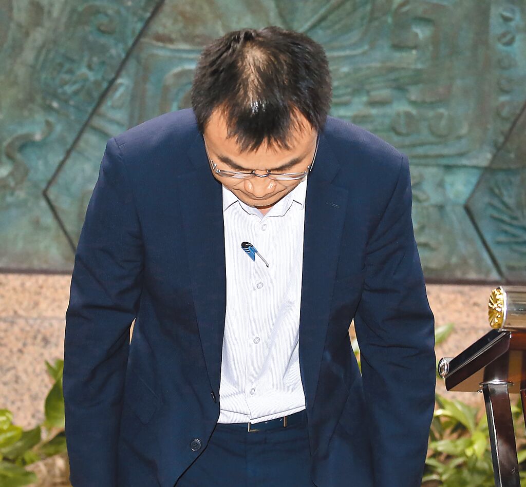 臺(tái)農(nóng)業(yè)部門(mén)負(fù)責(zé)人陳吉仲19日傍晚舉行記者會(huì)說(shuō)明項(xiàng)目進(jìn)口雞蛋議題，當(dāng)日晚間8點(diǎn)在臉書(shū)上宣布辭職。 圖片來(lái)源：臺(tái)灣“中時(shí)新聞網(wǎng)”