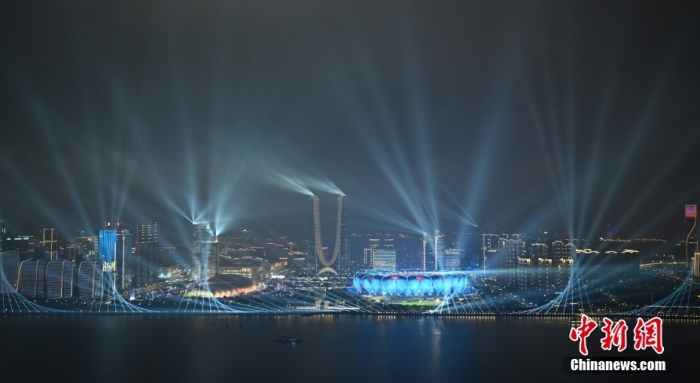 9月23日，杭州第19屆亞運(yùn)會(huì)開(kāi)幕式在浙江杭州奧體中心體育場(chǎng)舉行。圖為璀璨燈光秀點(diǎn)亮錢(qián)塘江夜空。<a target='_blank' href='/'><p  align=