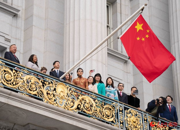 當(dāng)?shù)貢r(shí)間9月29日，中國駐舊金山總領(lǐng)事張建敏與舊金山市長倫敦·布理德一起在舊金山市政廳陽臺(tái)升起中國國旗，慶祝中華人民共和國成立74周年。人民網(wǎng)記者 鄧圩攝