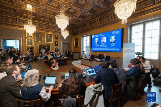 這是10月3日在瑞典斯德哥爾摩拍攝的2023年諾貝爾物理學獎公布現場。新華社發(fā)（魏學超攝）