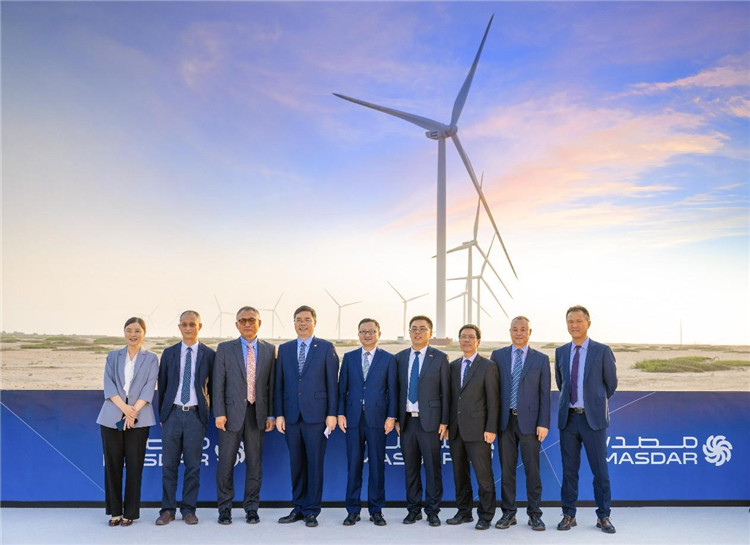 中方建設(shè)者在風(fēng)電場(chǎng)合影。中國(guó)電建供圖