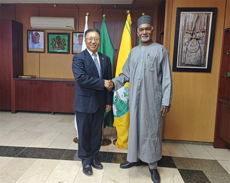 駐尼日利亞大使崔建春（左）會(huì)見尼外長(zhǎng)圖加爾。駐尼使館供圖