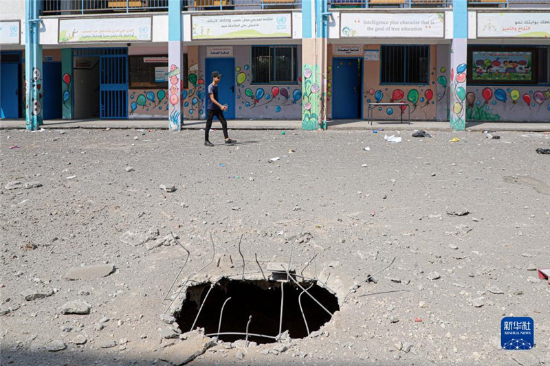 這是10月8日在加沙城一所學校拍攝的以色列空襲對地面造成的破壞。新華社發(fā)(里澤克·阿卜杜勒賈瓦德攝)