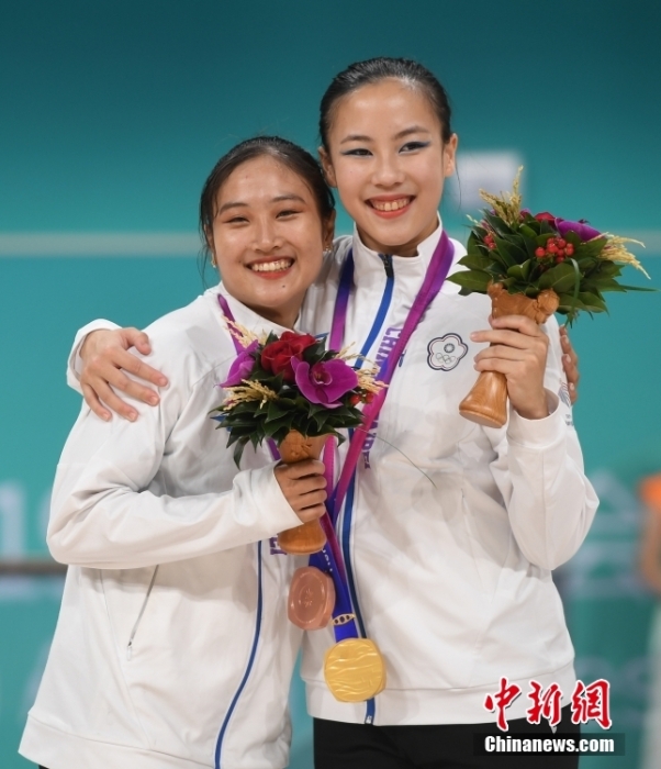 10月7日，杭州第19屆亞運(yùn)會(huì)輪滑項(xiàng)目女子花樣輪滑單人滑長(zhǎng)節(jié)目決賽在錢塘輪滑中心舉行。結(jié)合短節(jié)目決賽成績(jī)，中國(guó)臺(tái)北選手洪筱晴(左)以94.38分的總成績(jī)奪得女子花樣輪滑單人滑冠軍，中國(guó)臺(tái)北選手張致如(右)獲得季軍。<a target='_blank' href='/'><p  align=