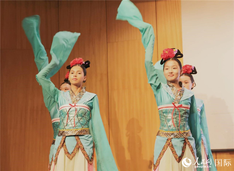 兩國(guó)文化志愿者共同表演中國(guó)傳統(tǒng)舞蹈。人民網(wǎng)記者 陳海琪攝