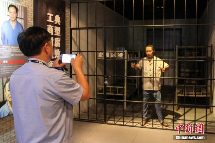 資料圖：2015年10月，海南省公安廳組織黨員干部前往反腐倡廉警示教育基地參觀受教。洪堅鵬 攝