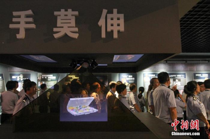 資料圖：2015年10月，海南省公安廳組織黨員干部前往反腐倡廉警示教育基地參觀受教。洪堅鵬 攝