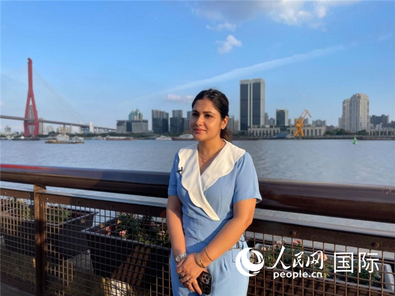 孟加拉國Channel24電視頻道主持人伊斯拉特·阿敏在上海市楊浦濱江接受采訪。 人民網(wǎng)記者 張榮攝