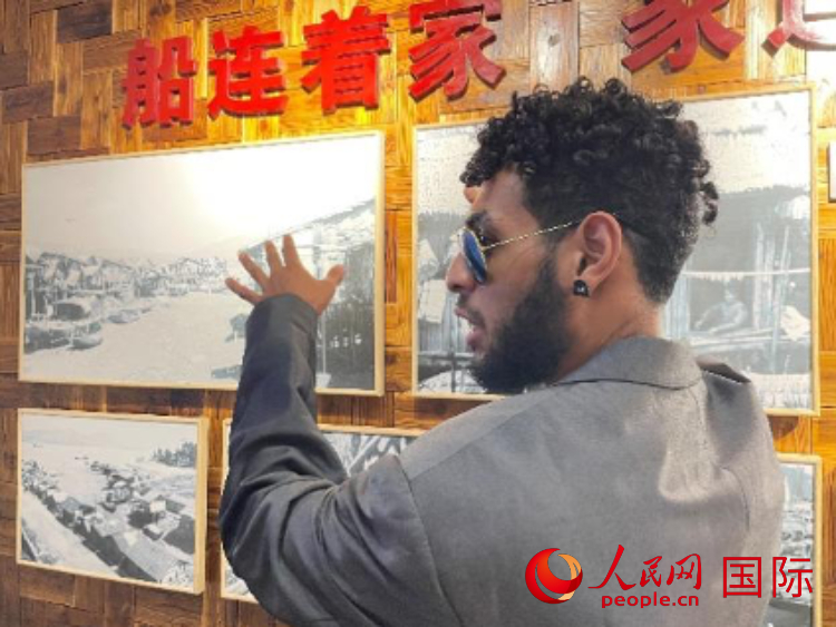 巴布亞新幾內(nèi)亞乒乓球國家隊隊員羅伊在福建省寧德市下歧村參觀。人民網(wǎng)記者 張榮攝