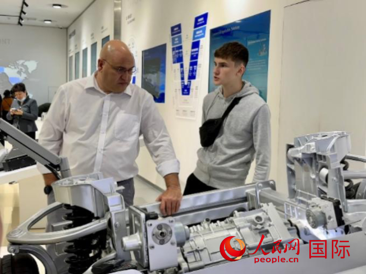 馬耳他瑪格麗特中學(xué)“中國角”的學(xué)生父親誒特伯特·斯肯布里參觀福建省寧德市寧德時代新能源科技股份有限公司。 人民網(wǎng)記者 周雨攝