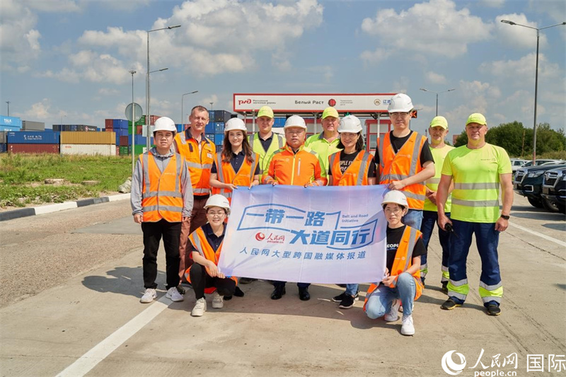 人民網(wǎng)記者在莫斯科別雷拉斯特物流中心采訪。