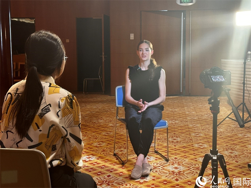 莫斯科大劇院芭蕾舞團首席舞者埃莉奧諾拉·塞弗納德接受人民網(wǎng)記者專訪。人民網(wǎng)記者 申佳平攝