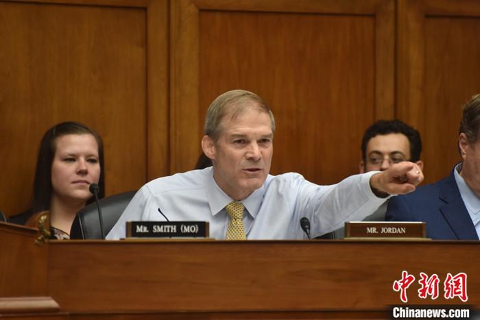 當(dāng)?shù)貢r(shí)間10月13日，美國國會(huì)眾議院共和黨人就議長候選人再次進(jìn)行黨內(nèi)投票，眾議院司法委員會(huì)主席吉姆·喬丹獲得黨內(nèi)提名。圖為喬丹今年9月在眾議院監(jiān)督和問責(zé)委員會(huì)聽證會(huì)上發(fā)言。 <a target='_blank' href='/'><p  align=