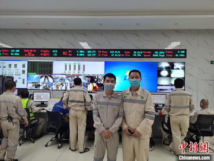 圖為張歡國(右)和青山項目中方負責人的控制室合影。 受訪者供圖