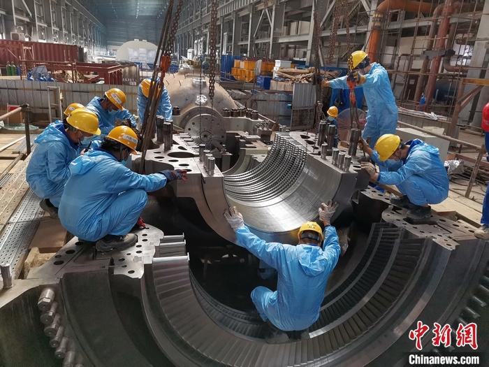 圖為青山緯達貝園區(qū)汽輪機機組在進行現(xiàn)場安裝。 受訪者供圖