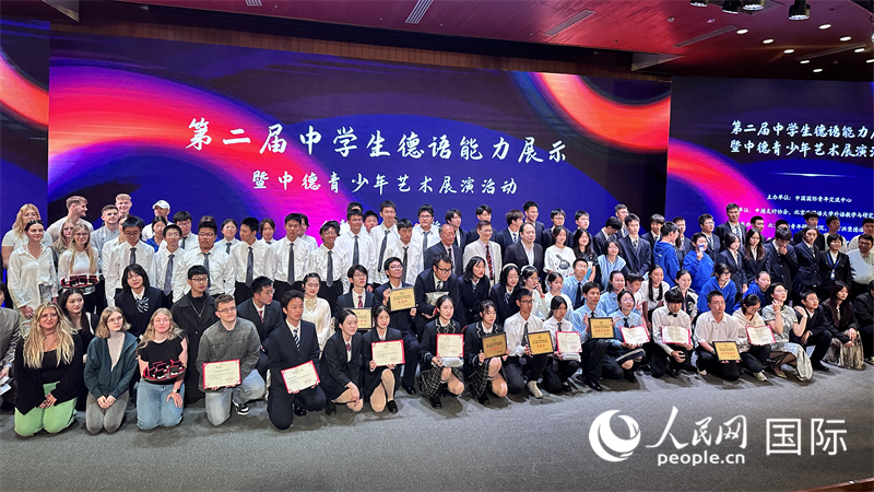 現(xiàn)場(chǎng)學(xué)生與嘉賓合影。（攝影：張麗鷗）