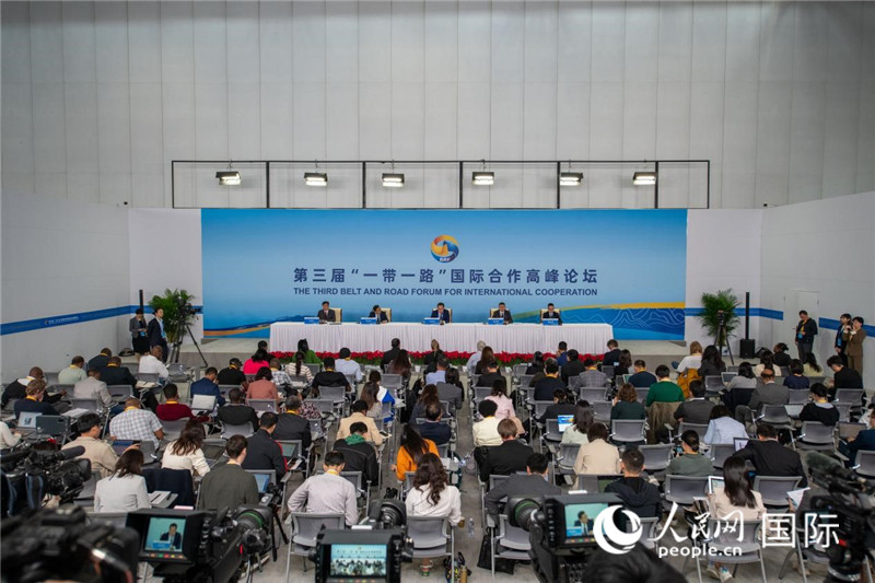 10月16日，第三屆“一帶一路”國際合作高峰論壇新聞中心在北京國家會議中心舉行首場吹風(fēng)會，邀請自然資源部國際合作司和相關(guān)單位負(fù)責(zé)人介紹有關(guān)情況，并回答記者提問。人民網(wǎng)記者 翁奇羽攝