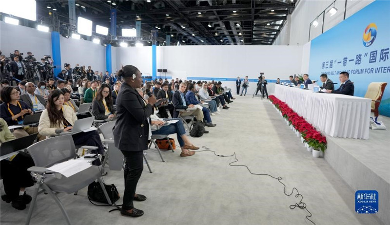 10月16日，第三屆“一帶一路”國際合作高峰論壇新聞中心在北京國家會議中心舉行首場吹風(fēng)會，邀請自然資源部國際合作司和相關(guān)單位負(fù)責(zé)人介紹有關(guān)情況，并回答記者提問。新華社記者 王毓國攝