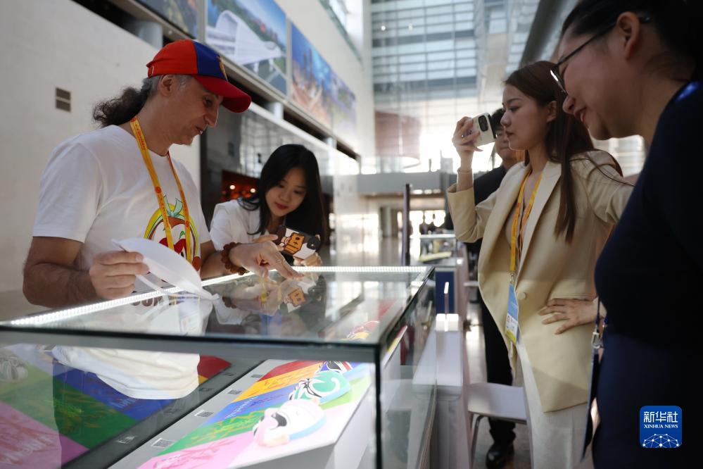 10月16日，參會(huì)記者在“一帶一路”國(guó)際合作高峰論壇新聞中心參觀展示的中國(guó)非物質(zhì)文化遺產(chǎn)展品。新華社記者 陳斌 攝