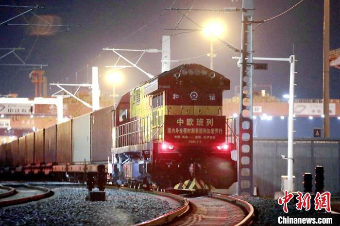 圖為中歐班列整裝待發(fā)。　鐘翰林 攝