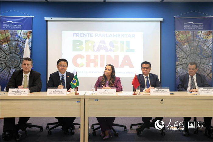 新一屆里約州巴西中國(guó)議員陣線在里約熱內(nèi)盧成立并舉行慶?；顒?dòng)，與會(huì)嘉賓在現(xiàn)場(chǎng)致辭。 人民網(wǎng)記者 時(shí)元皓攝