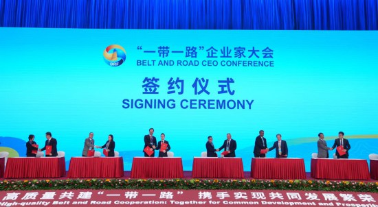 　　這是10月17日拍攝的簽約儀式現(xiàn)場(chǎng)。當(dāng)日，“一帶一路”企業(yè)家大會(huì)在北京召開。（新華社記者王毓國攝）