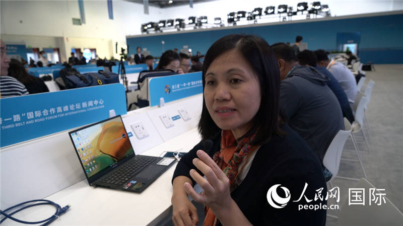 越南之聲廣播電臺記者胡鴻行（音譯，H? H?ng H?nh）與記者交談。人民網(wǎng) 楊春燕攝