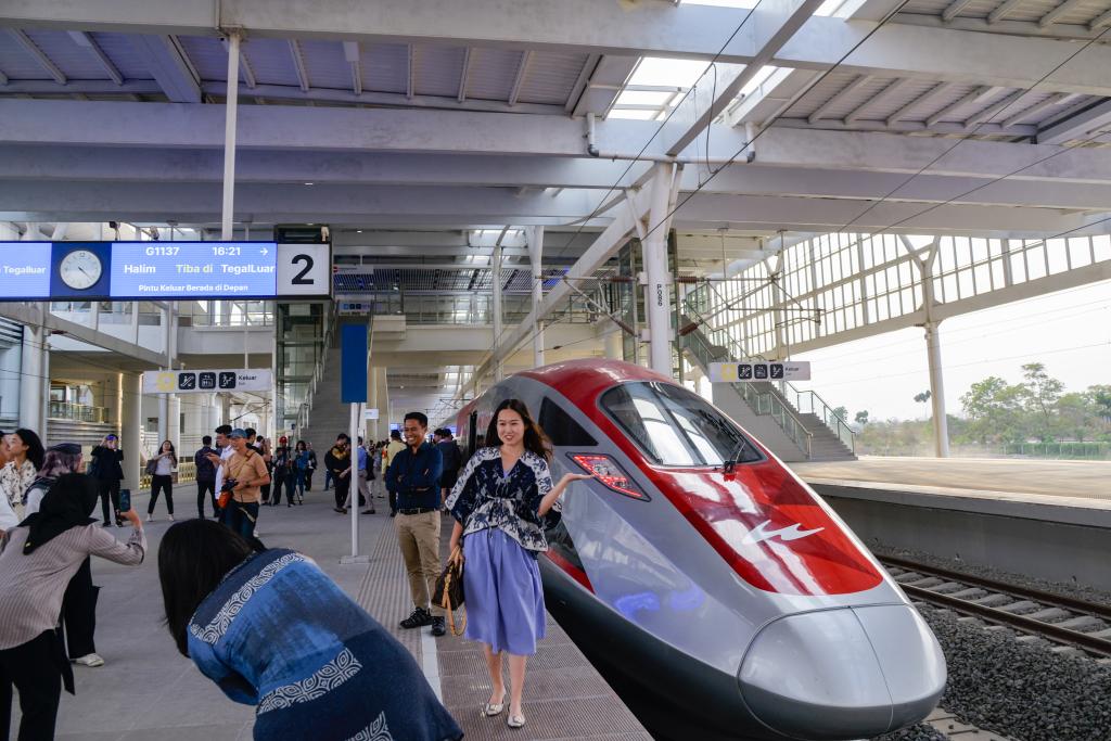 10月17日，在印度尼西亞萬(wàn)隆德卡魯爾站，乘客在站臺(tái)上和雅萬(wàn)高鐵高速動(dòng)車組列車合影。