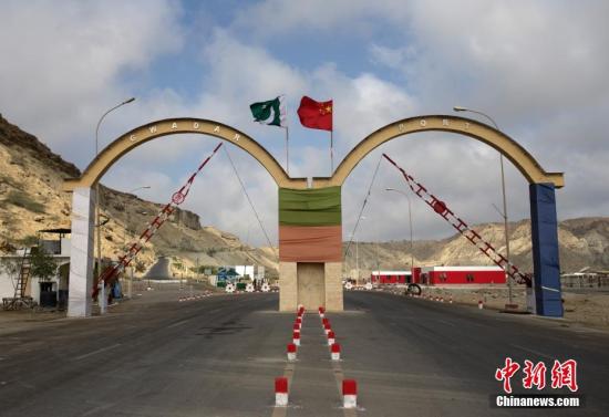 5月5日，瓜達爾港出入口的拱門。瓜達爾港是阿拉伯海沿岸的一座天然不凍良港，也是中巴經濟走廊的南端起點。中國公司自2013年開始取得瓜達爾港的運營權，目前各項工作逐步展開。盡管自然條件差、物資匱乏，但瓜達爾卻有著重要的地理位置。瓜達爾是巴基斯坦通往波斯灣和阿拉伯海的大門，距離霍爾木茲海峽僅400公里。作為一帶一路有益補充的中巴經濟走廊經濟構架的確立，使位于巴基斯坦最南端的瓜達爾港成為中巴經濟走廊的一個重要出?？凇?lt;a target='_blank' href='/'><p  align=