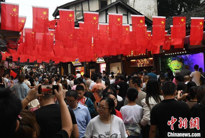 圖為重慶千年古鎮(zhèn)磁器口游人如織。<a target='_blank' href='/' ><p  align=