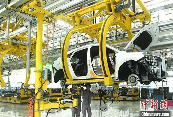 資料圖：汽車(chē)生產(chǎn)車(chē)間內(nèi)的工作人員正在組裝車(chē)輛。 <a target='_blank' href='/'><p  align=