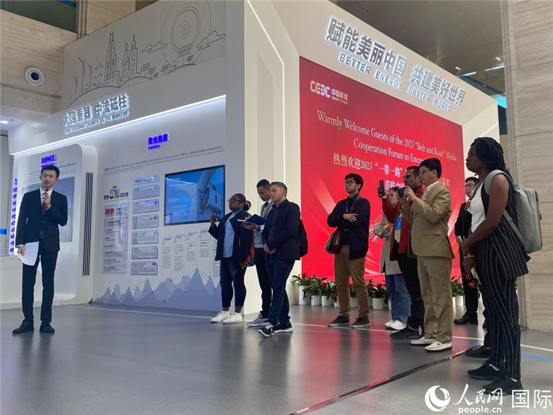 2023“一帶一路”媒體合作論壇聯(lián)合采訪團(tuán)參訪中國(guó)能建。人民網(wǎng)記者 于洋攝