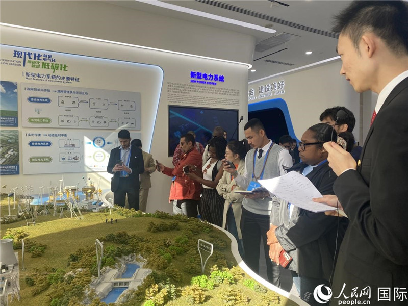 2023“一帶一路”媒體合作論壇聯(lián)合采訪團(tuán)參訪中國(guó)能建。人民網(wǎng)記者 于洋攝