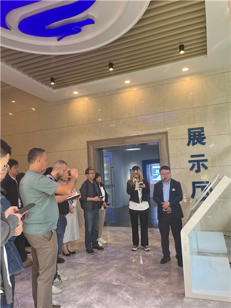 （在文瀾智谷中試產(chǎn)業(yè)基地，中外記者深入了解科技轉(zhuǎn)化情況 趙橙涔攝）