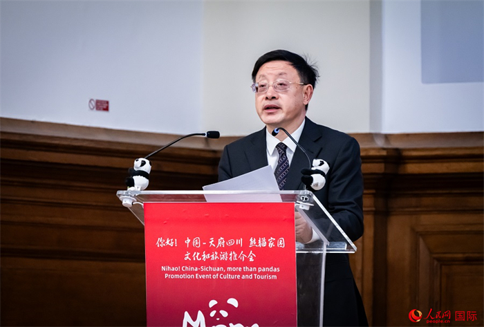 四川省文化和旅游廳廳長戴允康作文化旅游推介。人民網(wǎng) 郭錦標攝