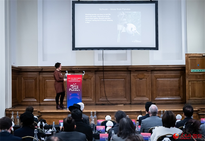 英國旅游達人瑪麗亞·拉莫爾作來川游歷主題分享。人民網(wǎng) 郭錦標攝