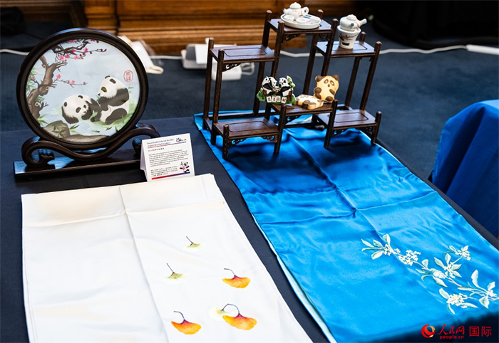 活動現(xiàn)場的現(xiàn)場文創(chuàng)展、互動體驗區(qū)、非遺區(qū)展示。人民網(wǎng) 郭錦標攝