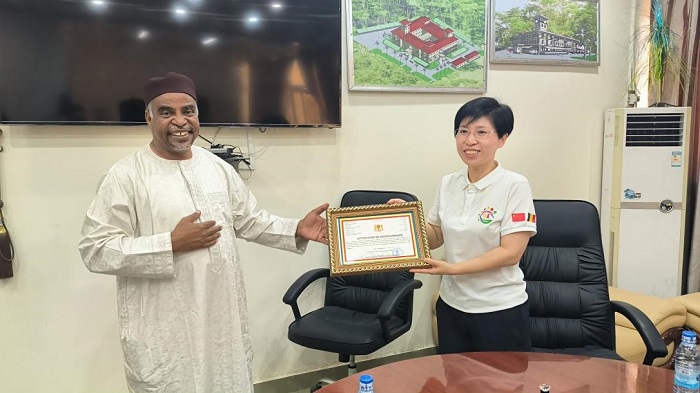 江西省衛(wèi)健委婦幼處處長葉穎代表組派部門接受乍得衛(wèi)生部表彰。中國（江西）第18批援乍得醫(yī)療隊供圖