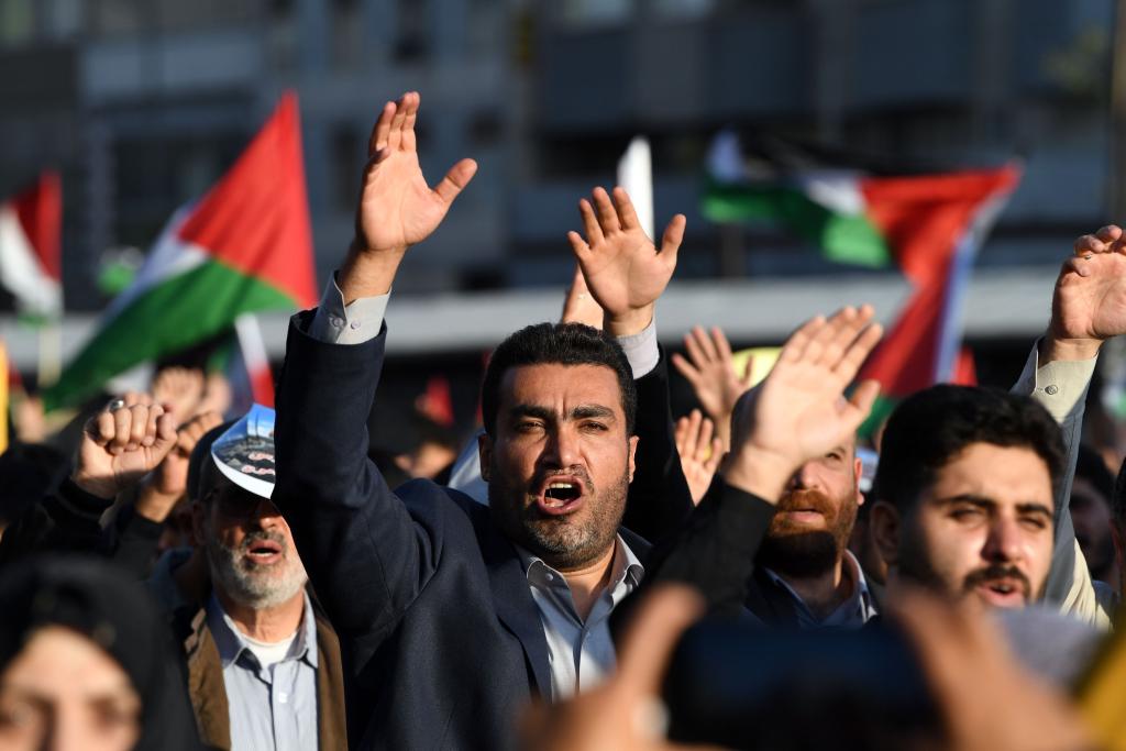 10月18日，人們在伊朗德黑蘭舉行集會。當(dāng)日，突尼斯、土耳其、伊朗等多國民眾舉行集會，表達(dá)對巴勒斯坦人民的支持，并譴責(zé)針對加沙城醫(yī)院的襲擊。新華社記者 沙達(dá)提 攝