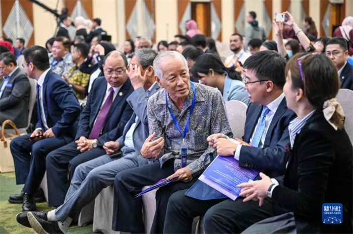 10月21日，在馬來西亞行政首都普特拉賈亞，嘉賓在第五屆中國—東盟視聽周開幕活動上交談。新華社記者 程一恒 攝