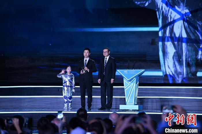 10月21日，2023雨果獎在成都揭曉。中國科幻作家海漄憑小說《時空畫師》獲2023雨果獎“最佳短中篇小說”?！D片由第81屆世界科幻大會組委會提供