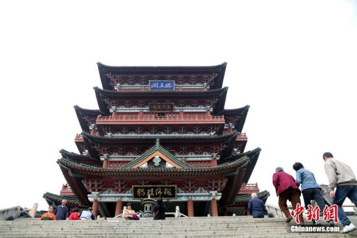 資料圖：中國農(nóng)歷九月初九，重陽佳節(jié)。民眾來到位于江西南昌的滕王閣旅游區(qū)，登高祈福。<a target='_blank' href='/'><p  align=