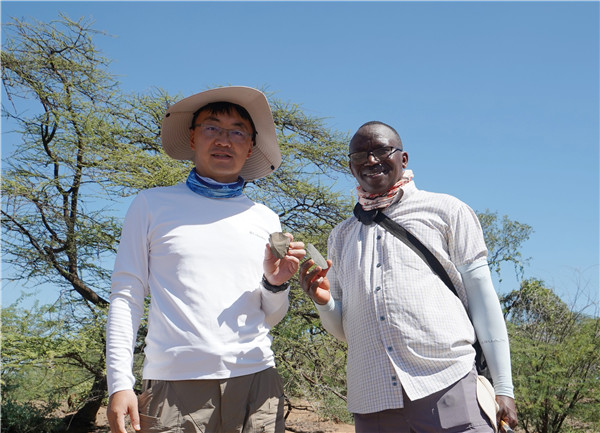 新發(fā)現(xiàn)的典型勒瓦婁哇石核和勒瓦婁哇尖狀器。中肯聯(lián)合考古隊供圖