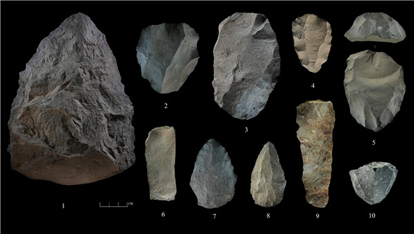 石制品 1.手斧 2、4、5.勒瓦婁哇石核（循環(huán)剝片法、優(yōu)先剝片法）3.勒瓦婁哇石葉石核 6.勒瓦婁哇石葉 7、8.勒瓦婁哇尖狀器 9.石葉 10.錐形石葉石核。中肯聯(lián)合考古隊供圖