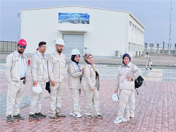 部分伊拉克員工合影。中國石油工程建設(shè)有限公司供圖